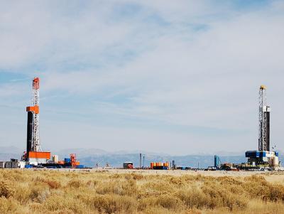Drilling rigs in the Green River Basin. Emilene Ostlind photo.