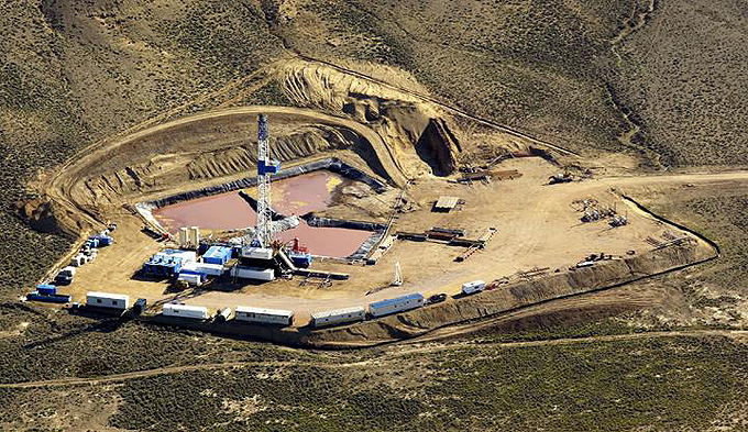 Working drill rig on the Pinedale Anticline. The well pad takes up three to four acres. (Jonathan Selkowitz photo, SkyTruth)