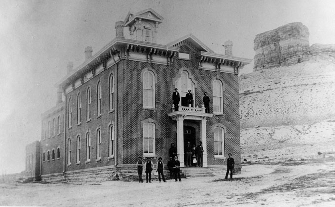 Sweetwater County Courthouse shortly after its construction in Green River, Wyo. Castle Rock in the background. Entrepreneur S.I. Field is in the middle on the balcony. Courtesy Sweetwater County Historical Museum.