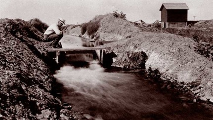 To keep the water right, Mead’s idea was, an irrigator had to keep putting the water to good use. A lateral canal on the Garland Division of the Shoshone Irrigation District near Powell, 1913. (Homesteader Museum photo.)