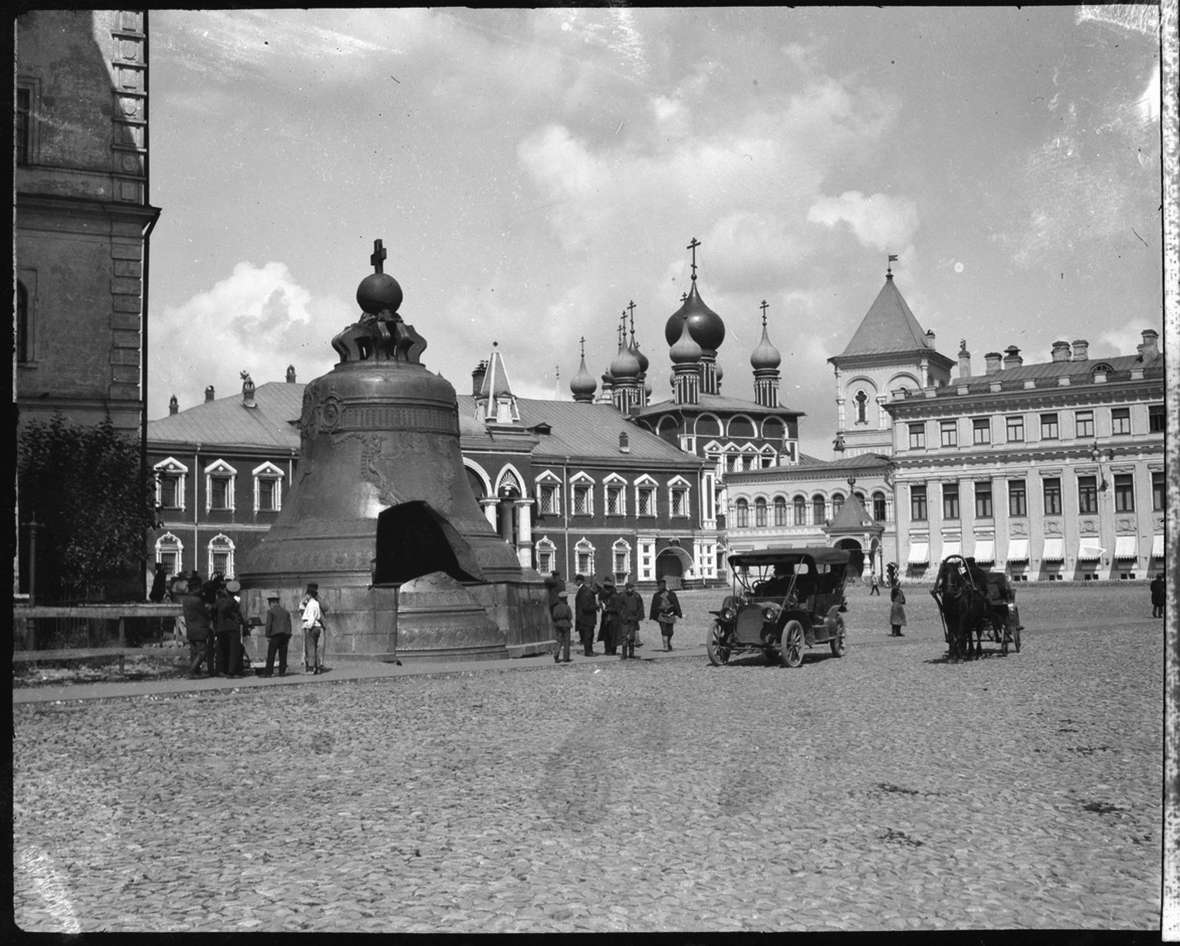 Belden and friends from MIT toured Europe and Russia in a Packard car in 1909. He photographed it at the Kremlin in Moscow, next to the 222-ton Tsar Bell, cast in 1735, cracked in a fire and never rung. American Heritage Center.