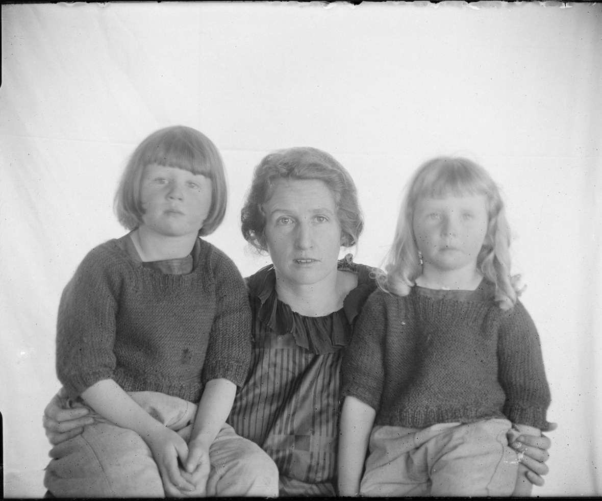 Charles Belden’s first wife, Frances, and their daughters Margot, left, and Annice, early 1920s. American Heritage Center.