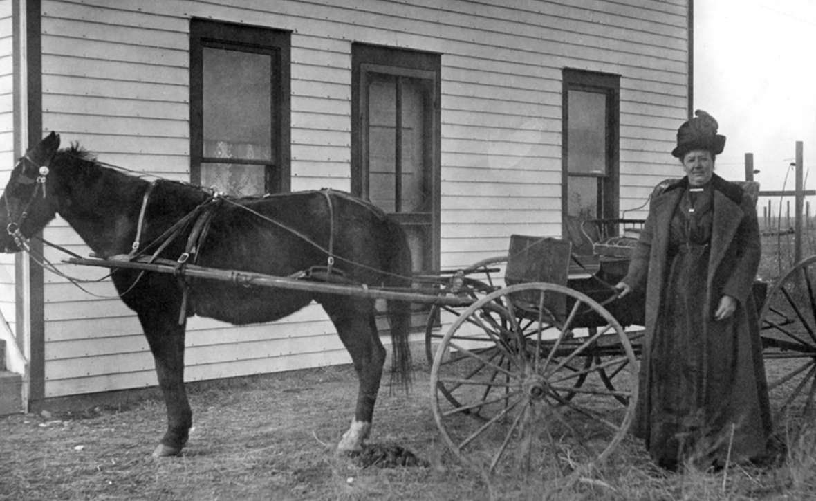 Circuit-riding Congregationalist minister Minnie Fenwick in Burns, Wyo., east of Cheyenne, where she and her husband homesteaded in 1907. Wyoming State Archives.