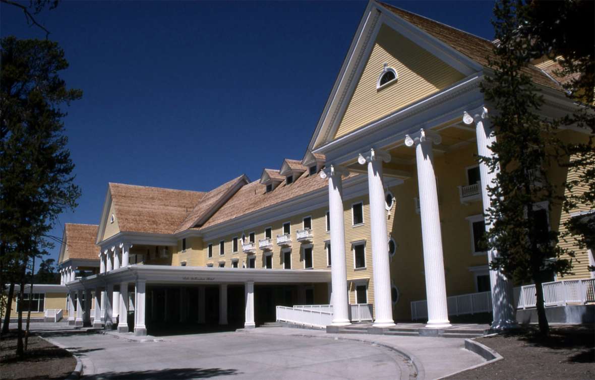 Architect Robert Reamer’s 1904 remodel of the previously featureless Lake Hotel gave it a distinctly colonial feel. NPS photo.