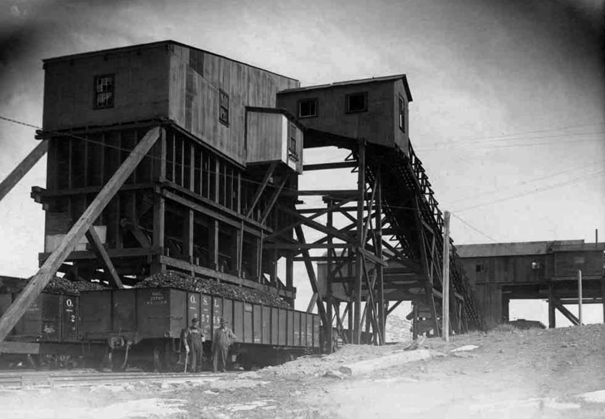 The first Reliance tipple, shown here in 1913, was built from wood around 1910 and by 1912 was loading coal from the mines. Union Pacific Coal Company photo, Sweetwater County Historical Museum.