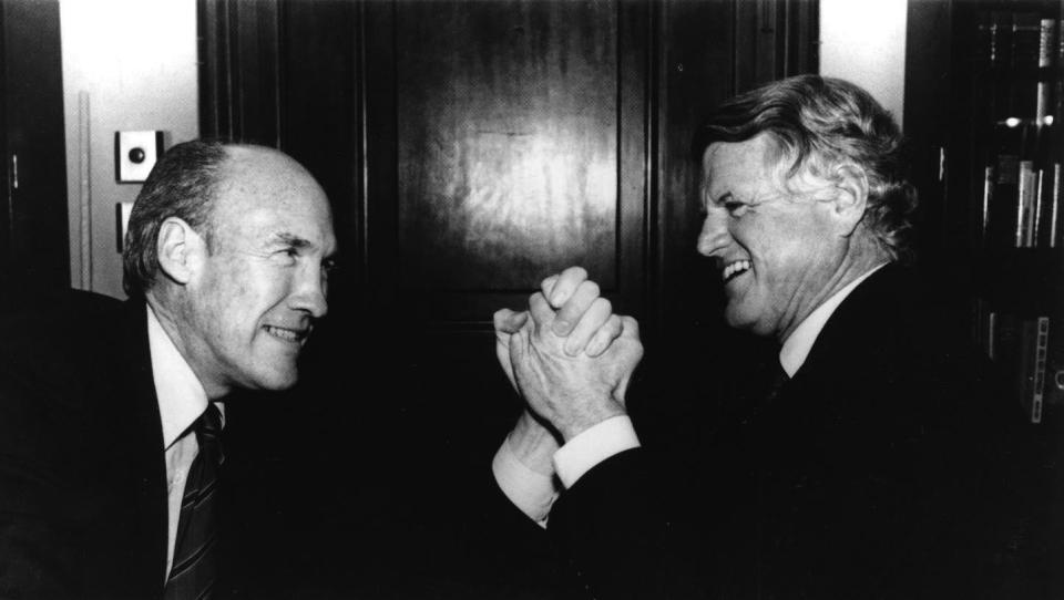 Alan Simpson and Ted Kennedy pretend to arm wrestle