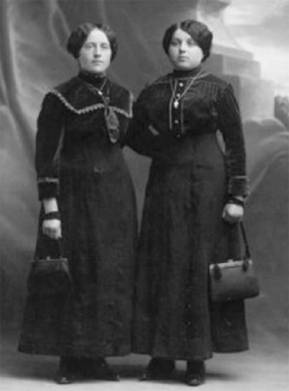 Maria, left, and Teresa Gamarra, sisters of Battista Gamarra, who emigrated to America in 1907. Teresa Gamarra was the author’s grandmother. Author’s collection.