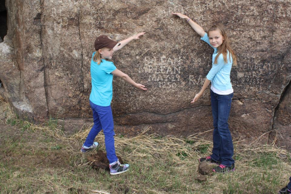 Fourth graders from Oregon Trail Elementary School, Casper, Wyo. at of Independence Rock, May 2013. Tom Rea photo.