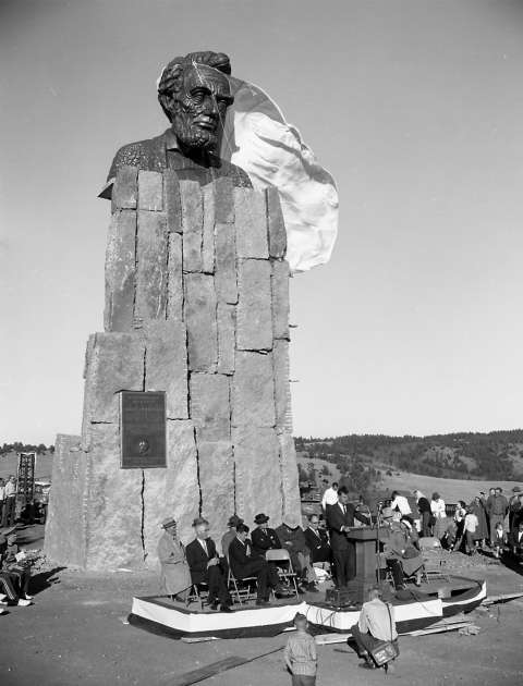 Robert Russin’s monumental bust of Lincoln was unveiled at the summit of U.S. 30 between Cheyenne and Laramie in 1959, to commemorate the former president’s 150th birthday.  In 1969 it was moved about a mile to a rest area on the new Interstate 80. University of Wyoming photo service.