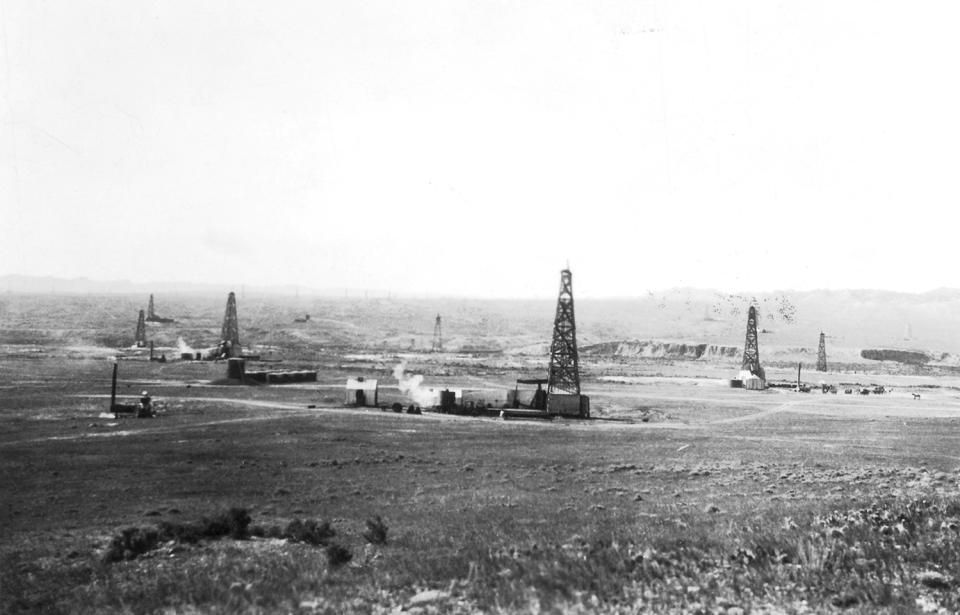 Oil wells at the Teapot Dome field, looking south, 1920s. DOE.