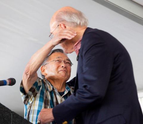 Norman Mineta and Alan Simpson embrace